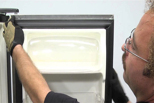 Перенавеска дверей холодильника в Куровском