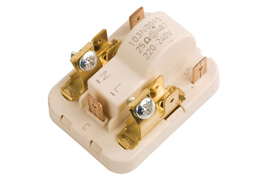 Замена пускозащитного реле холодильника в Куровском